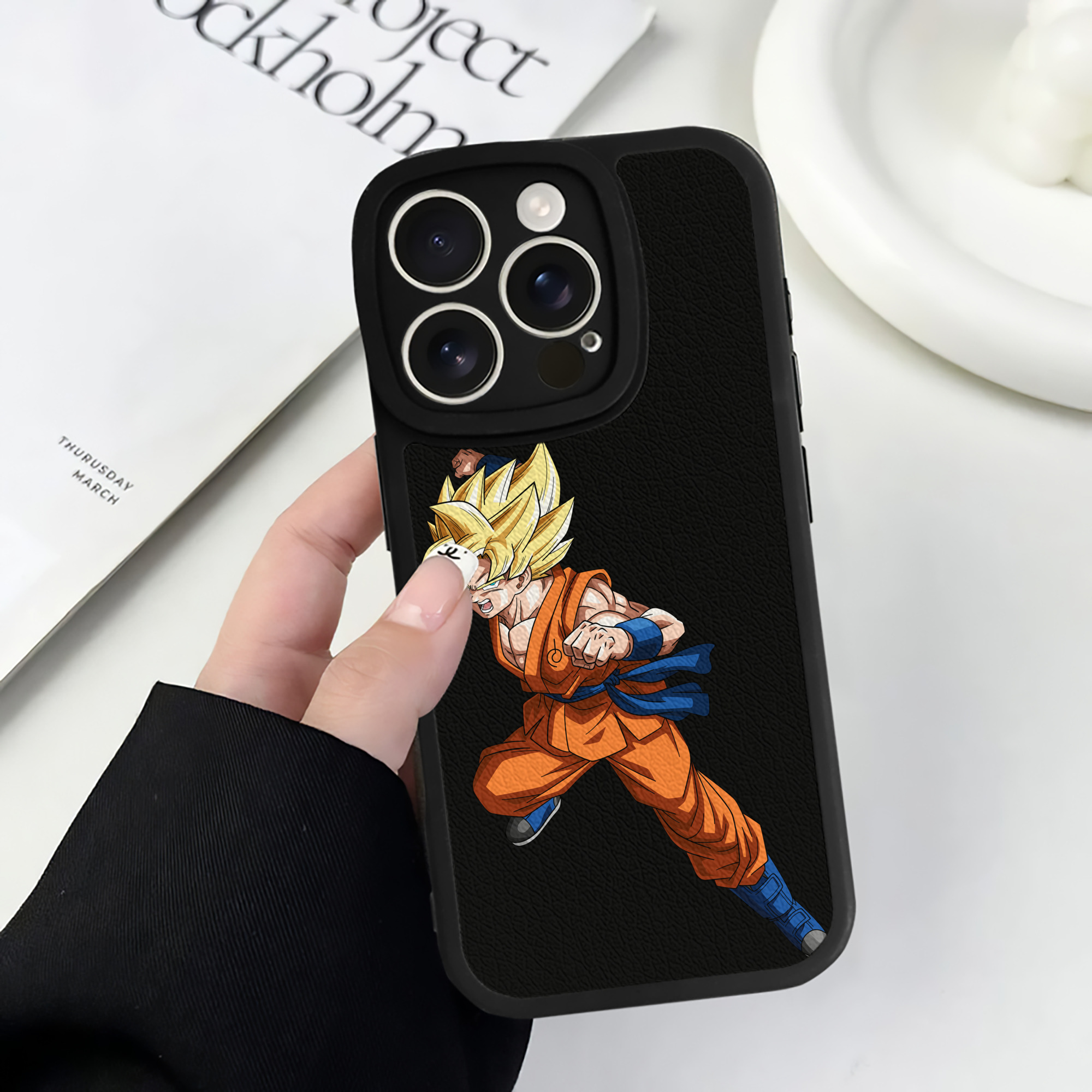 （画像用） ドラゴンボール 孫悟空（そん ごくう）Son Goku カカロット DRAGON BALL Kakarotto 【iPhone 16シリーズ対応】シリコンスマホケース（レザー調） 材質：シリコン